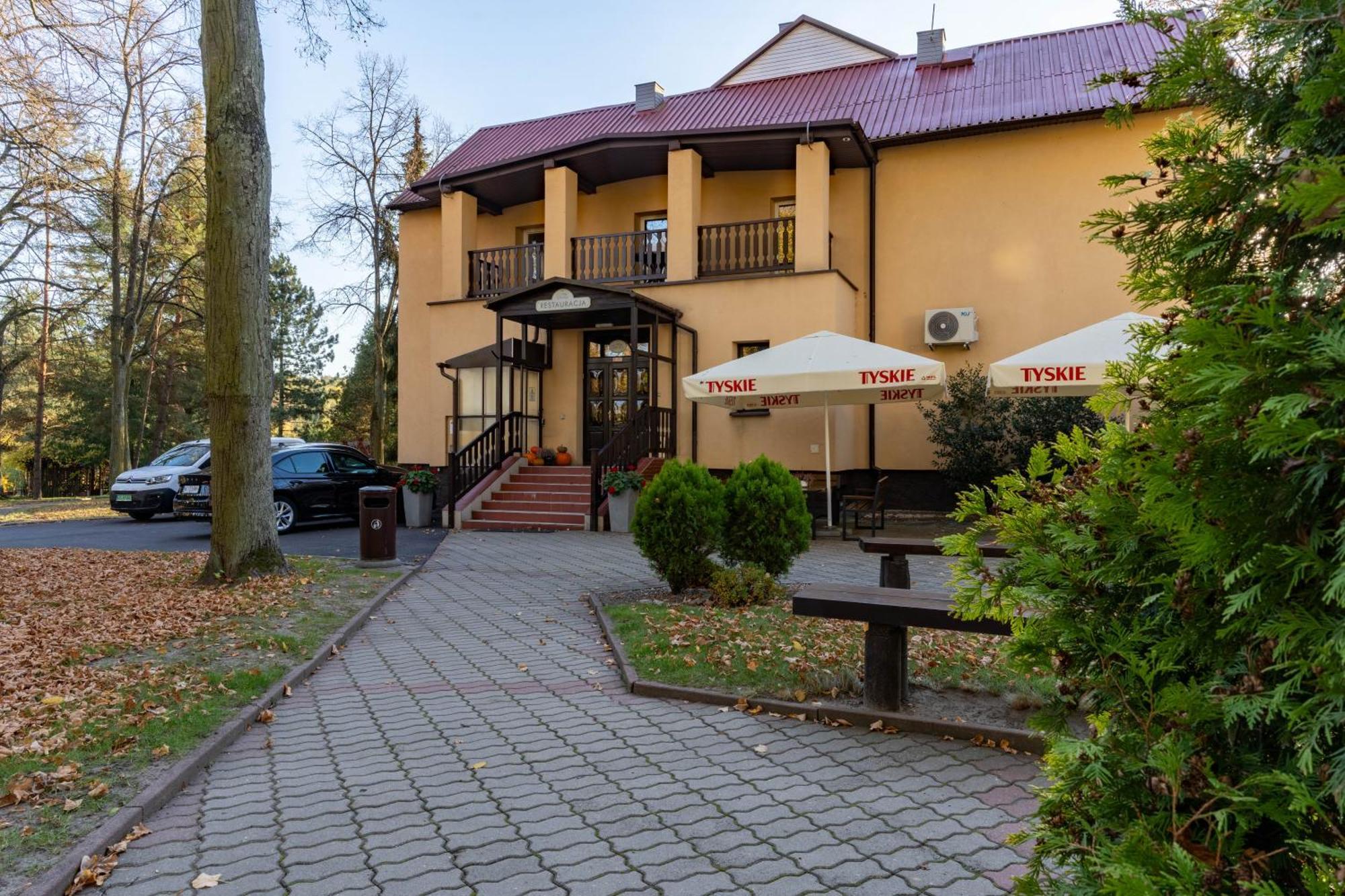 Hotel W Dobieszkowie Stryków Exteriör bild