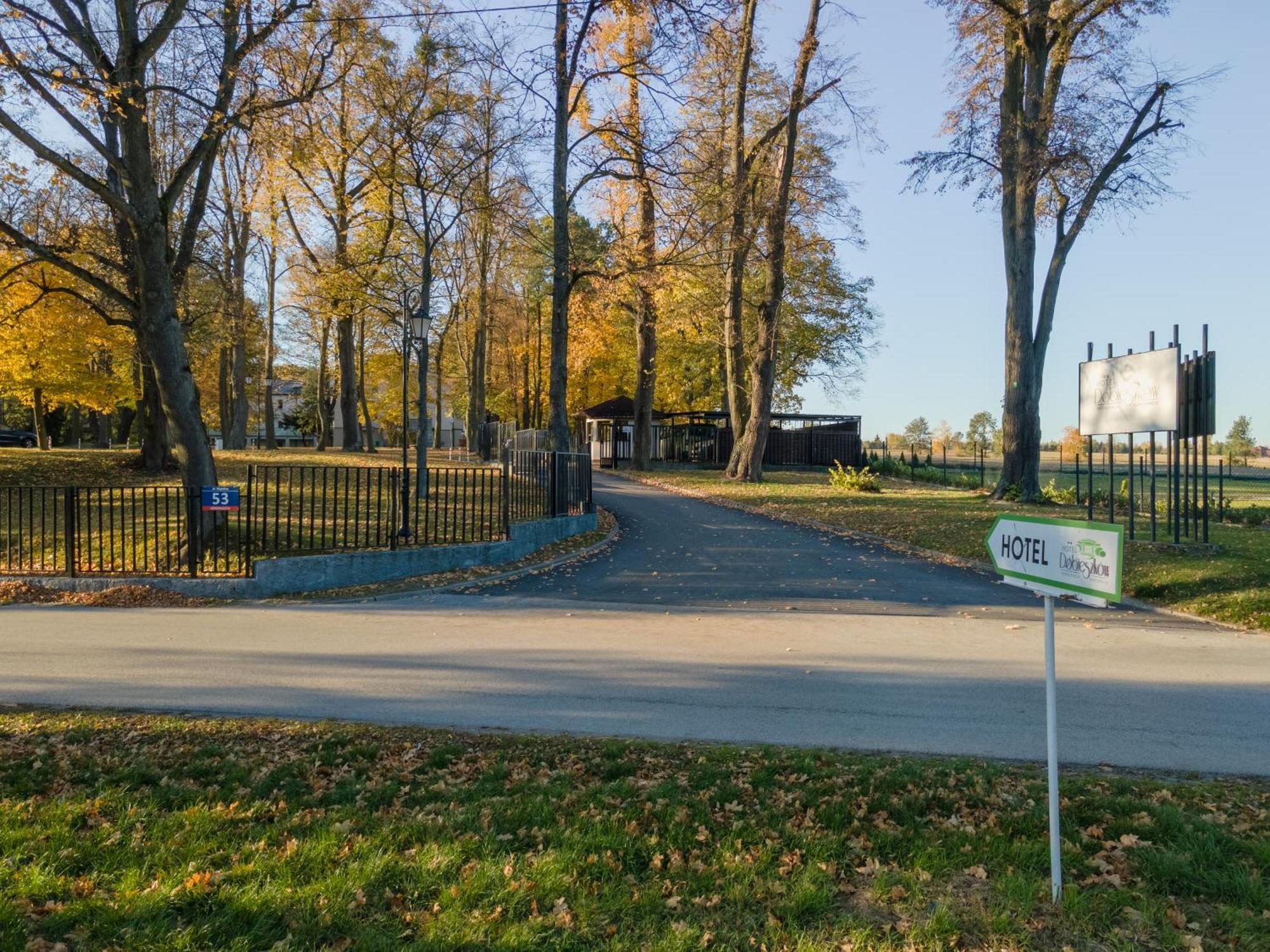 Hotel W Dobieszkowie Stryków Exteriör bild