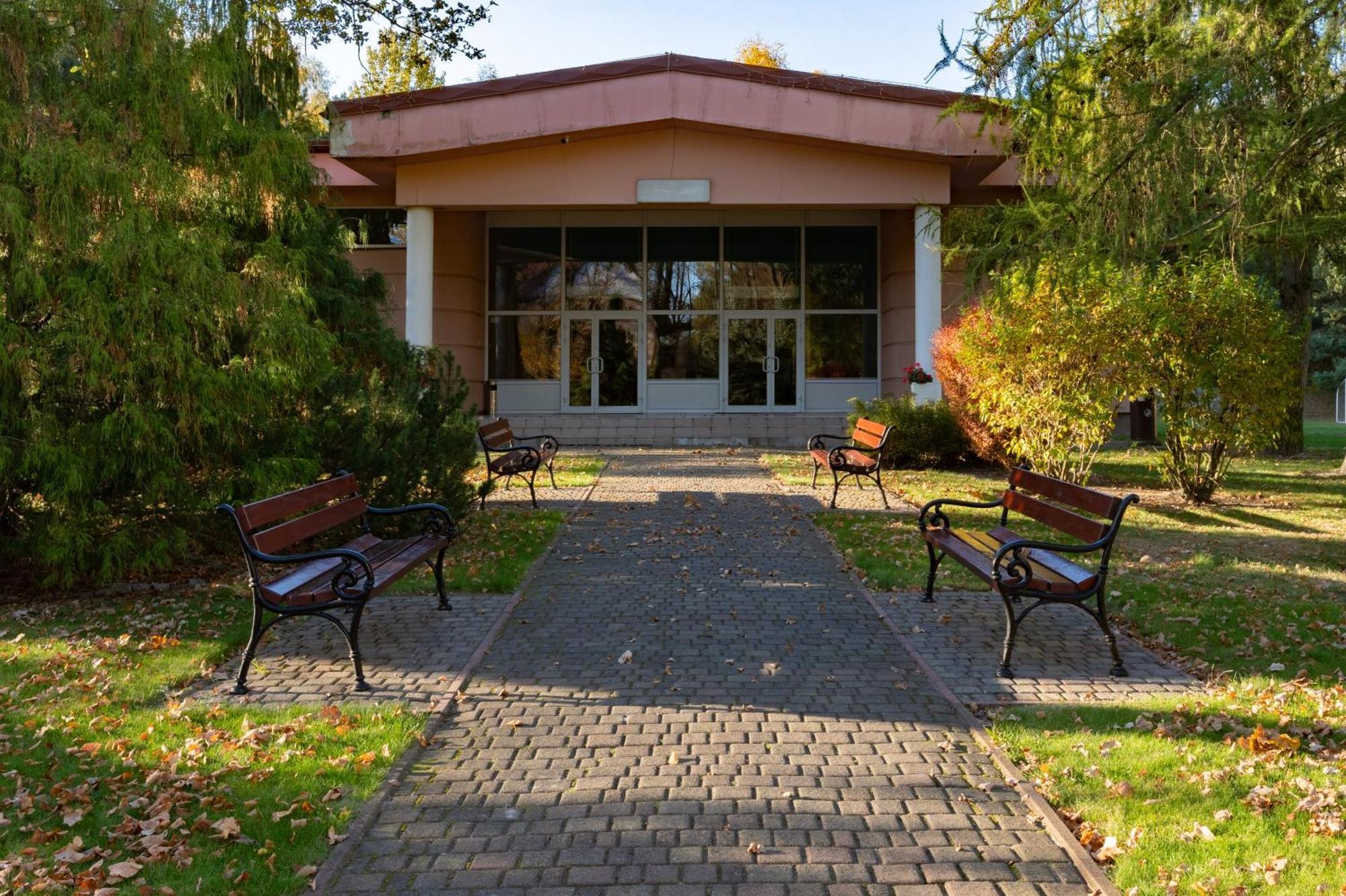 Hotel W Dobieszkowie Stryków Exteriör bild