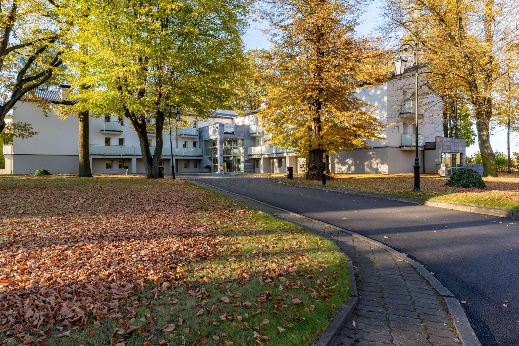 Hotel W Dobieszkowie Stryków Exteriör bild