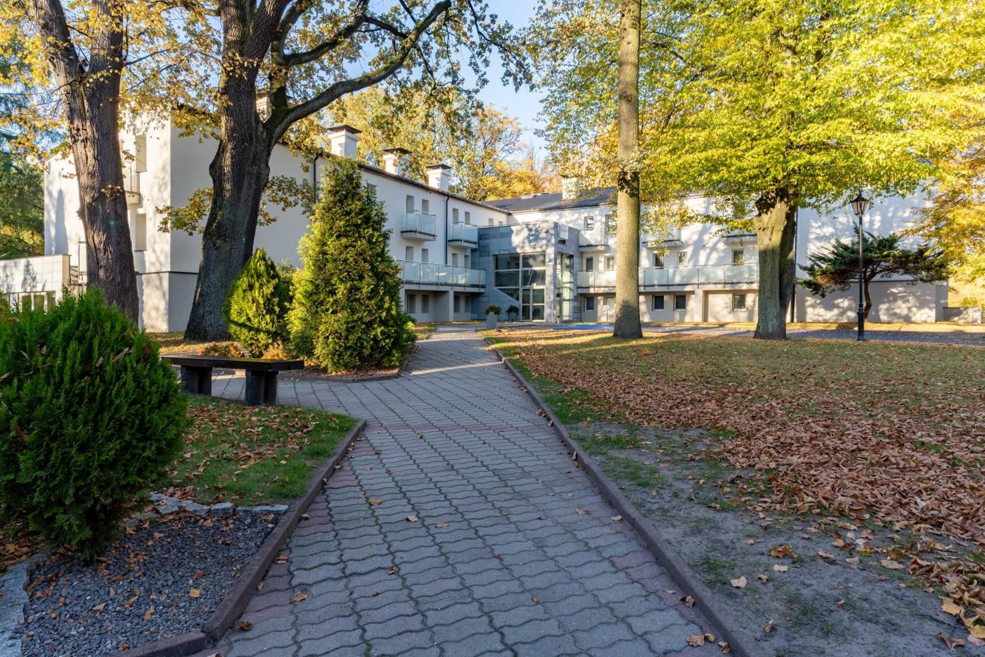 Hotel W Dobieszkowie Stryków Exteriör bild
