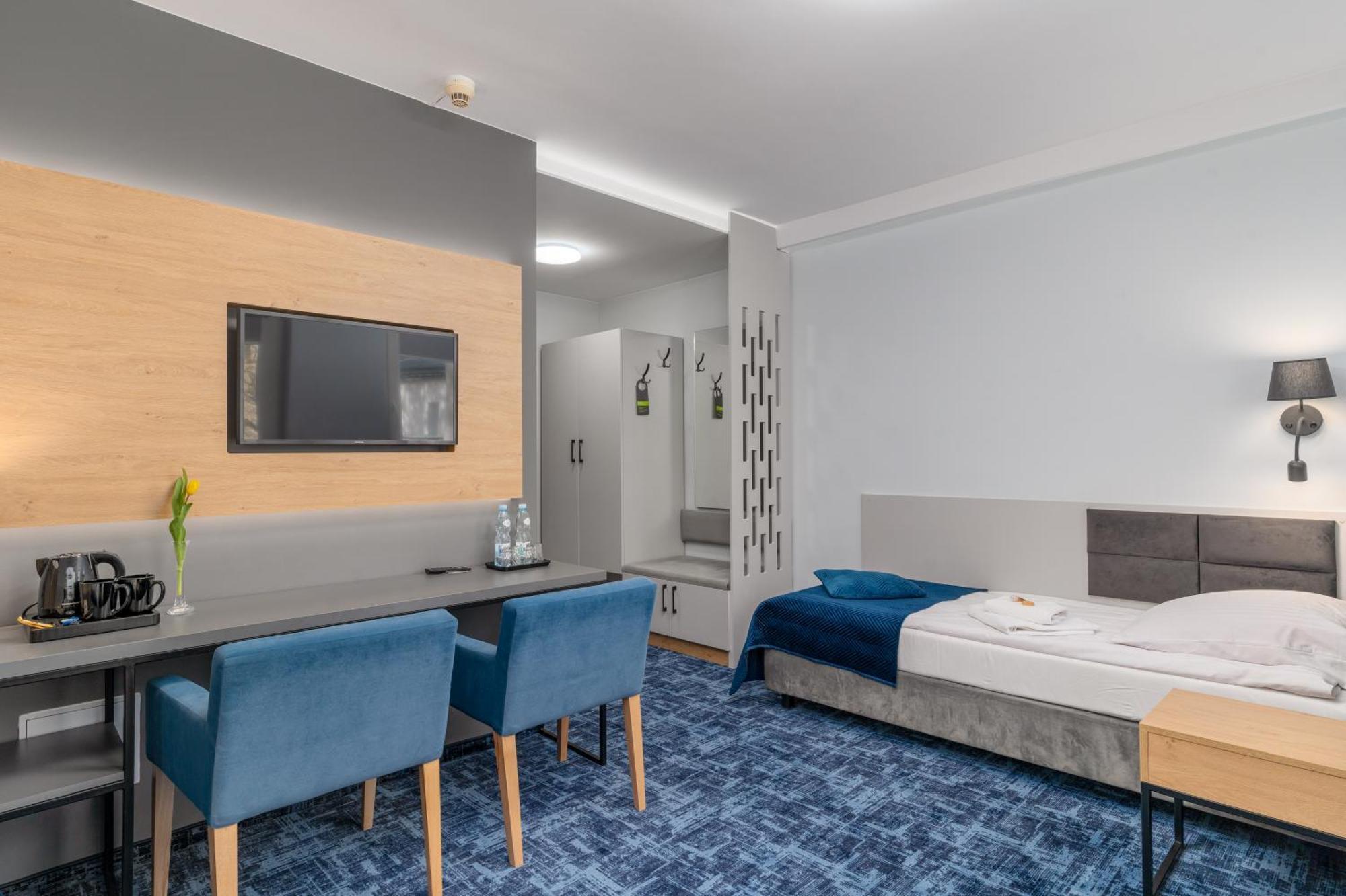 Hotel W Dobieszkowie Stryków Exteriör bild