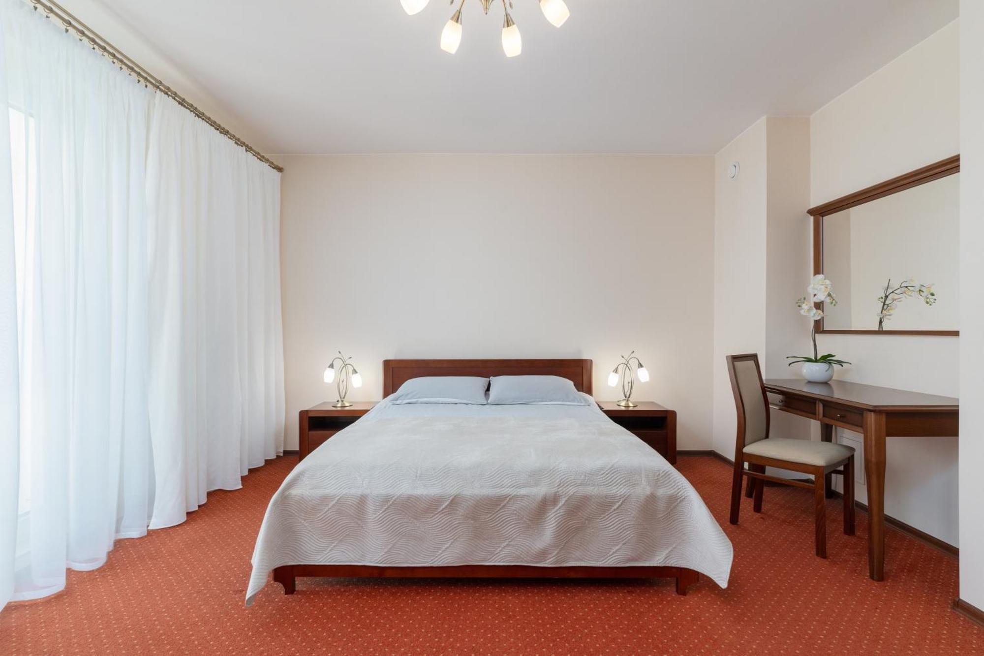 Hotel W Dobieszkowie Stryków Exteriör bild