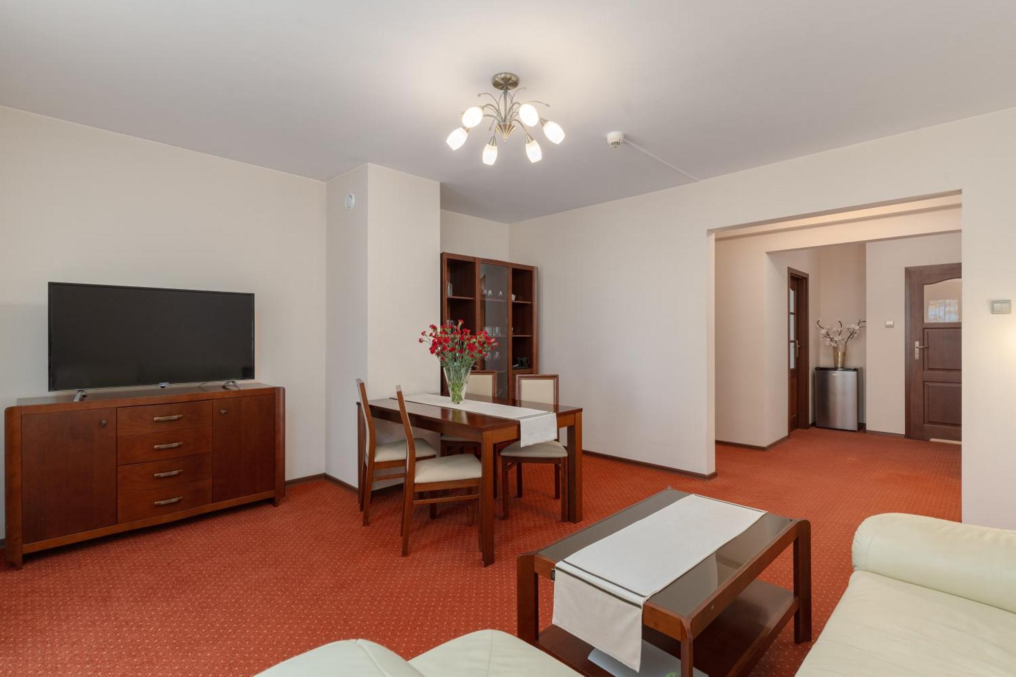 Hotel W Dobieszkowie Stryków Exteriör bild