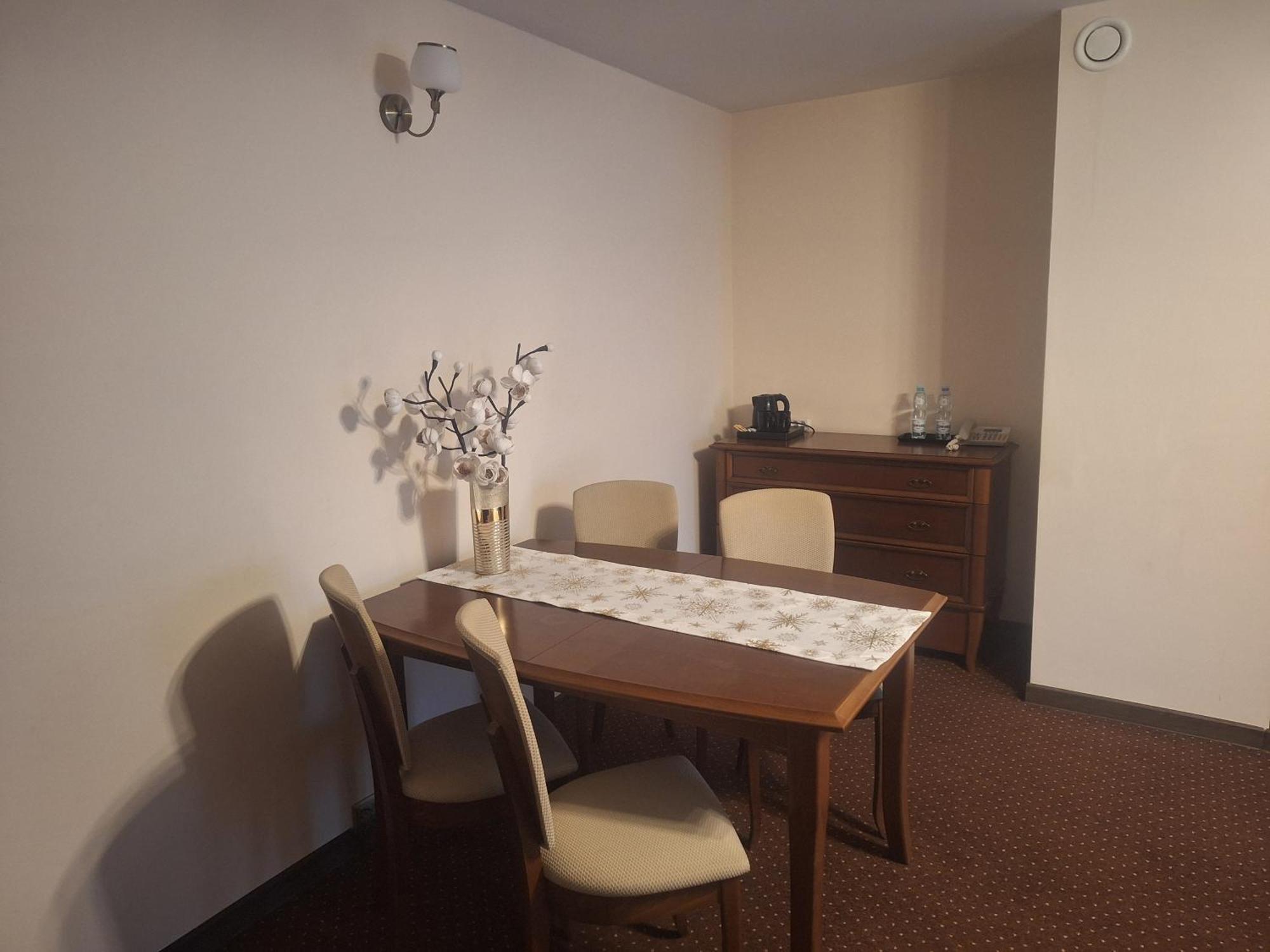 Hotel W Dobieszkowie Stryków Exteriör bild
