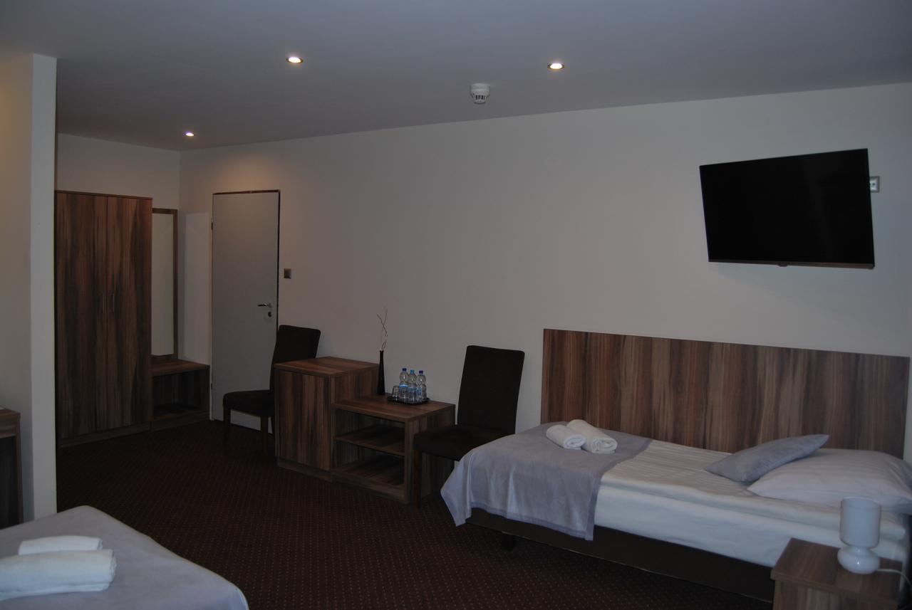 Hotel W Dobieszkowie Stryków Exteriör bild